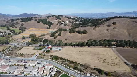 2480 Hecker Pass Rd, Gilroy, CA 95020 photo 3