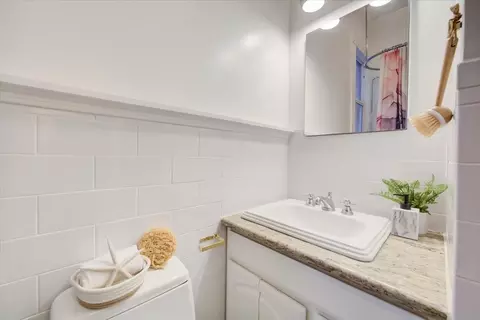 Bath - 2662 22nd St A, San Francisco, CA 94110 photo 3 of 7