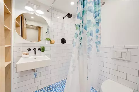 Bath - 2662 22nd St A, San Francisco, CA 94110 photo 4 of 7