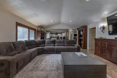 Living - 17520 Foothill Cir, Salinas, CA 93908 photo 5 of 8
