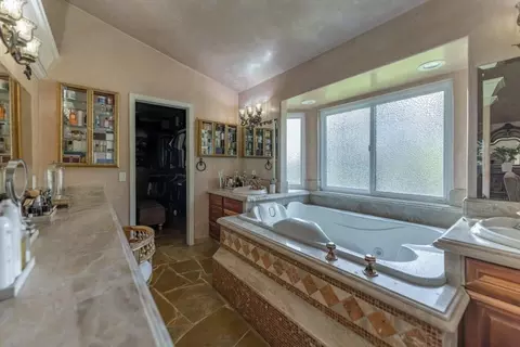 Bath - 17520 Foothill Cir, Salinas, CA 93908 photo 6 of 6