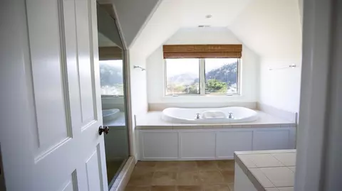 Bath - 189 Kent Rd, Pacifica, CA 94044 photo 1 of 2