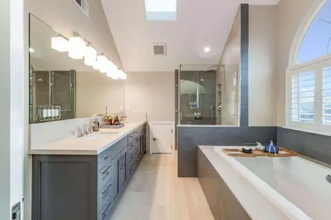 Bath - 735 Sleeper Ave, Mountain View, CA 94040 photo 3 of 5