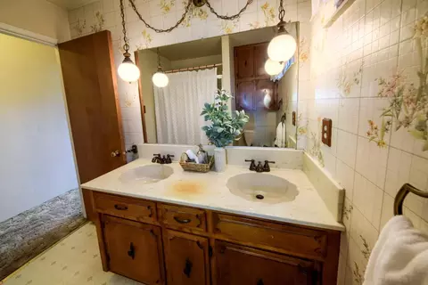 Bath - 503 Chabot Ave, Modesto, CA 95354 photo 2 of 6
