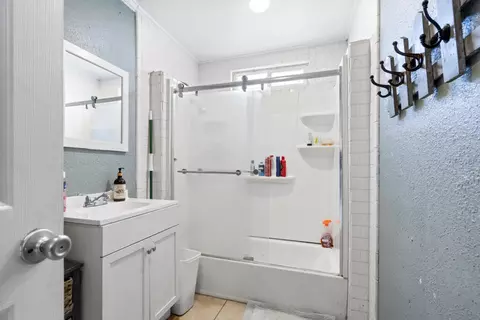 Bath - 165 Martin St, Gilroy, CA 95020 photo 1 of 2