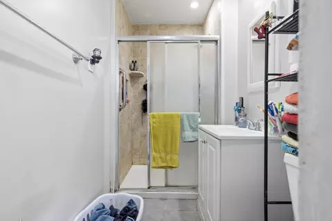 Bath - 165 Martin St, Gilroy, CA 95020 photo 2 of 2