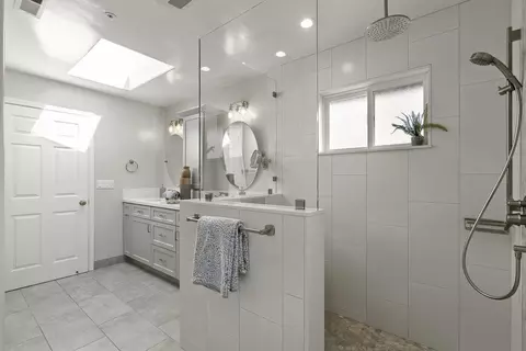 Bath - 737 Paradiso Ct, Soquel, CA 95073 photo 3 of 5