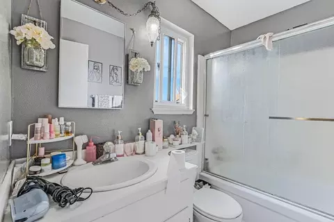 Bath - 1523 Cherokee Dr, Salinas, CA 93906 photo 1 of 3