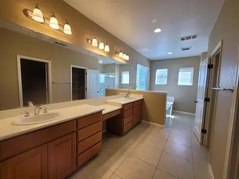 Bath - 4082 St Remy Ct, Merced, CA 95348 photo 7 of 13