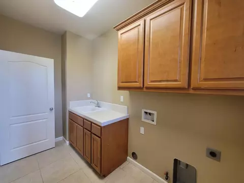Bath - 4082 St Remy Ct, Merced, CA 95348 photo 3 of 13