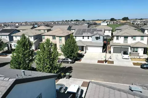 2817 Hemsworth Ct, Lathrop, CA 95330 photo 2