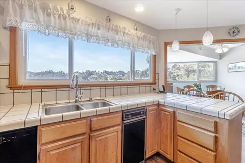 Kitchen - 9 Barton Pl, Pacifica, CA 94044 photo 4 of 9