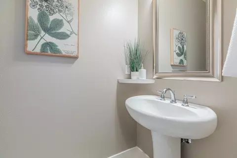 Bath - 9958 Bobcat Ct, Gilroy, CA 95020 photo 6 of 7
