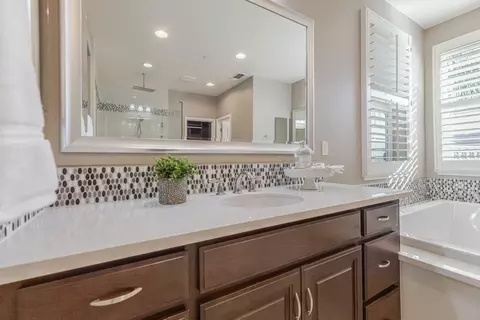 Bath - 9958 Bobcat Ct, Gilroy, CA 95020 photo 2 of 7