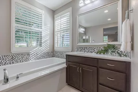 Bath - 9958 Bobcat Ct, Gilroy, CA 95020 photo 3 of 7