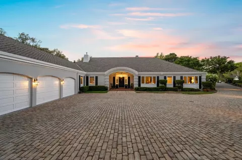 2530 Skyfarm Dr, Hillsborough, CA 94010