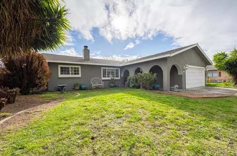 971 Cherry St, Hollister, CA 95023