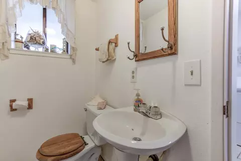 Bath - 2854 Illinois Ave, Corning, CA 96021 photo 5 of 9