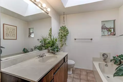 Bath - 2854 Illinois Ave, Corning, CA 96021 photo 3 of 9