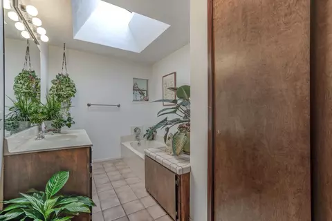 Bath - 2854 Illinois Ave, Corning, CA 96021 photo 2 of 9