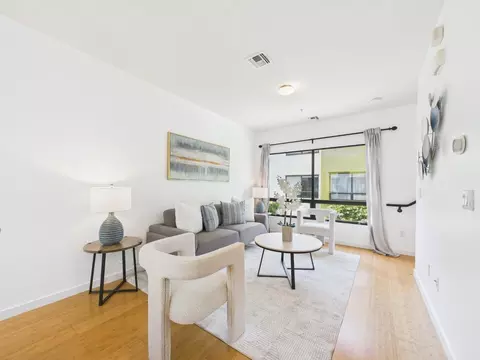904 Zephyr Dr, Oakland, CA 94607 photo 1