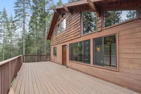 2120 Pack Trl, Mount Shasta, CA 96067