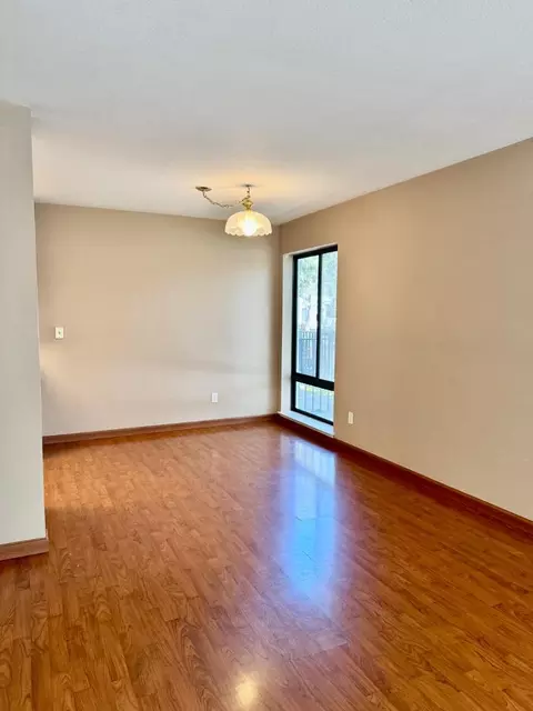 Living - 460 Pine Ave, Half Moon Bay, CA 94019 photo 2 of 5