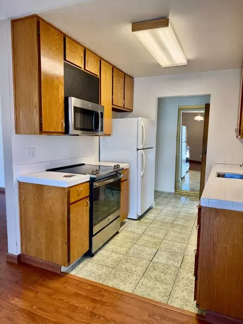 Kitchen - 460 Pine Ave, Half Moon Bay, CA 94019 photo 3 of 4