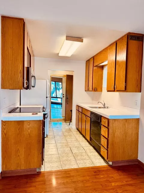 Kitchen - 460 Pine Ave, Half Moon Bay, CA 94019 photo 2 of 4