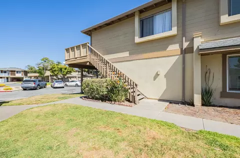 1893 Cherokee Dr 4, Salinas, CA 93906 photo 2