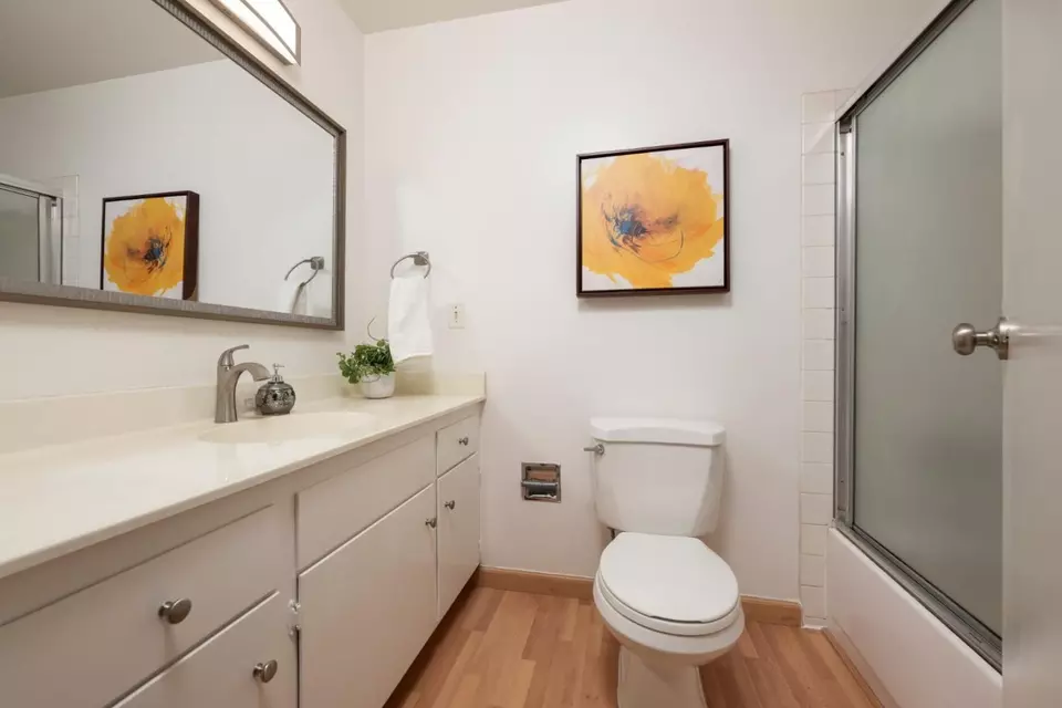 Bath - 1458 Hudson St 305, Redwood City, CA 94061 photo 3 of 3