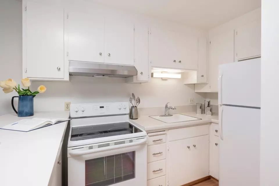 Kitchen - 1458 Hudson St 305, Redwood City, CA 94061 photo 2 of 2