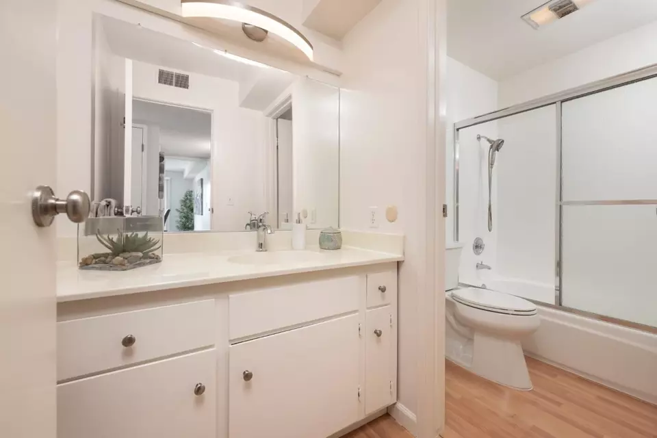 Bath - 1458 Hudson St 305, Redwood City, CA 94061 photo 2 of 3