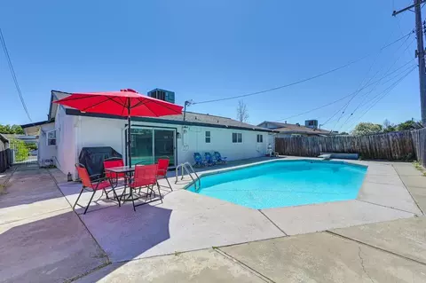 7044 Linwood Way, Sacramento, CA 95828