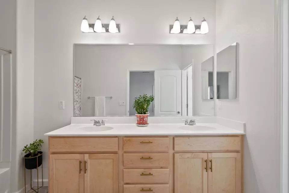 Bath - 1455 Winzer Pl, Gilroy, CA 95020 photo 1 of 2