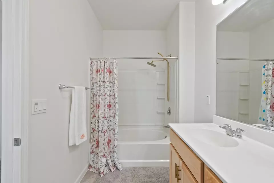 Bath - 1455 Winzer Pl, Gilroy, CA 95020 photo 2 of 2