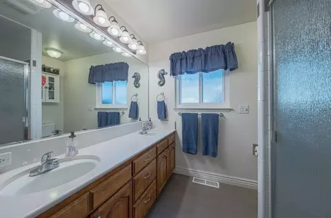 Bath - 18101 Berta Canyon Rd, Salinas, CA 93907 photo 1 of 3