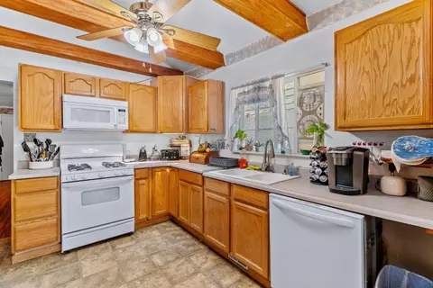 Kitchen - 12800 Boulder St, Boulder Creek, CA 95006 photo 3 of 4