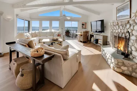 Living - 545 Beach Dr, Aptos, CA 95003 photo 3 of 5