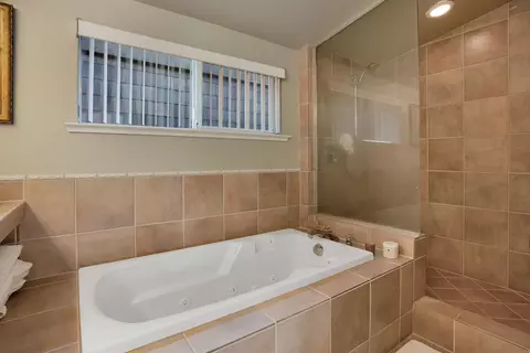 Bath - 545 Beach Dr, Aptos, CA 95003 photo 3 of 7