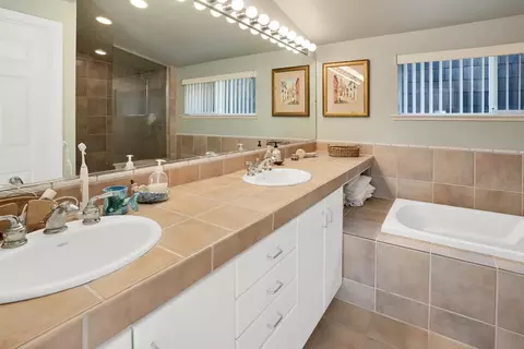 Bath - 545 Beach Dr, Aptos, CA 95003 photo 4 of 7