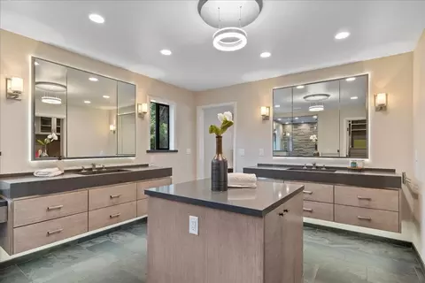 Bath - 23435 Summit Rd, Los Gatos, CA 95033 photo 3 of 5