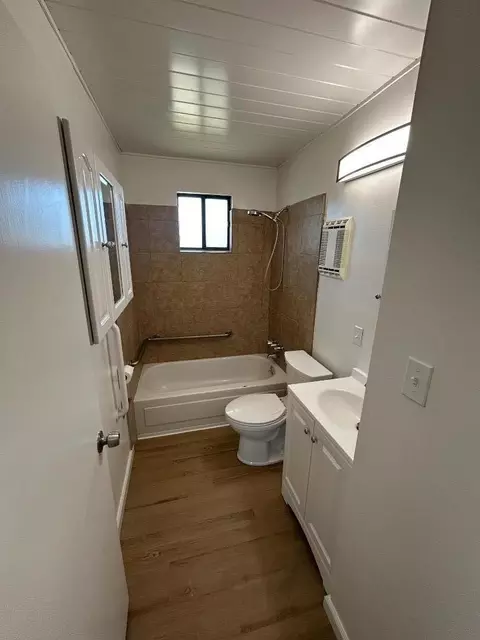Bath - 452 Vallejo St, Salinas, CA 93906 photo 1 of 1