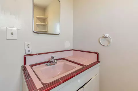 Bath - 2718 Ferguson Rd, Gilroy, CA 95020 photo 5 of 8