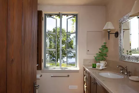 Bath - 3200 Red Wolf Dr, Carmel, CA 93923 photo 3 of 7