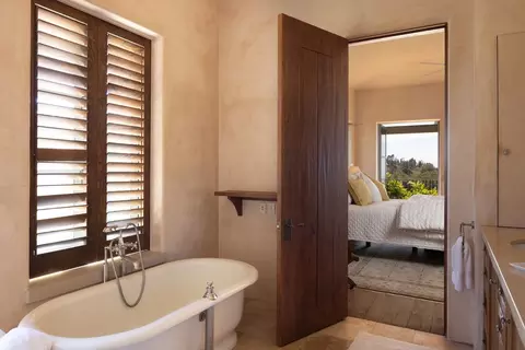 Bath - 3200 Red Wolf Dr, Carmel, CA 93923 photo 2 of 7