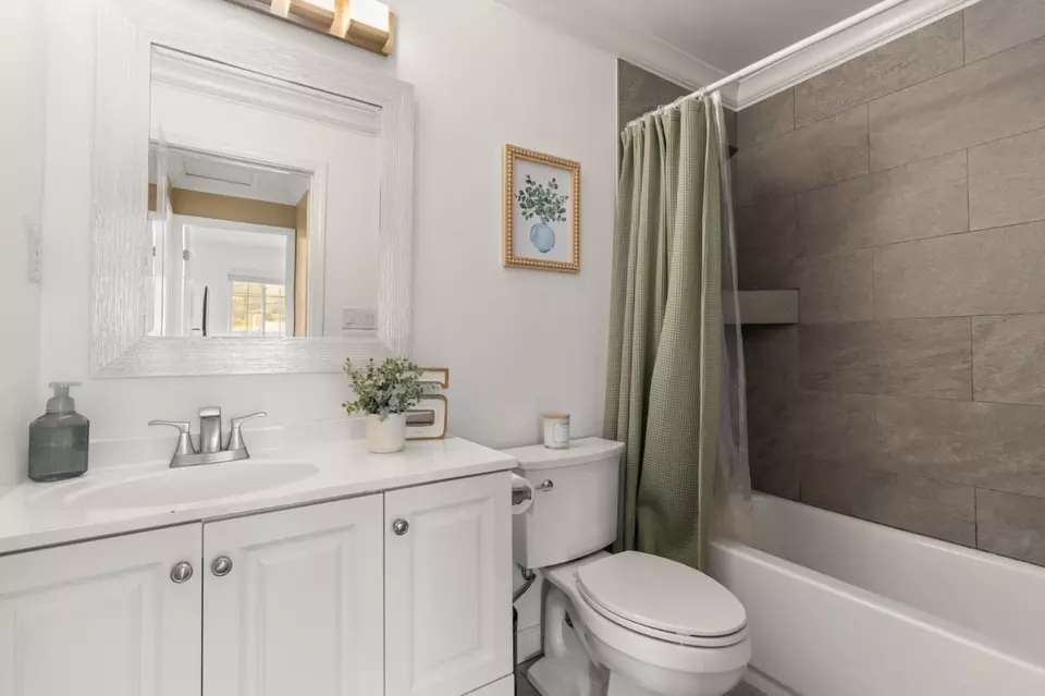 Bath - 1048 Banyan Way, Pacifica, CA 94044 photo 3 of 3