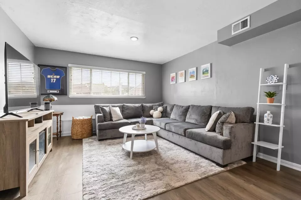 Living - 1048 Banyan Way, Pacifica, CA 94044 photo 4 of 4