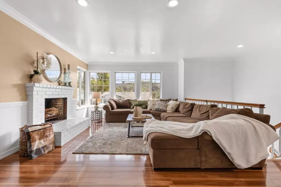 Living - 1048 Banyan Way, Pacifica, CA 94044 photo 2 of 4