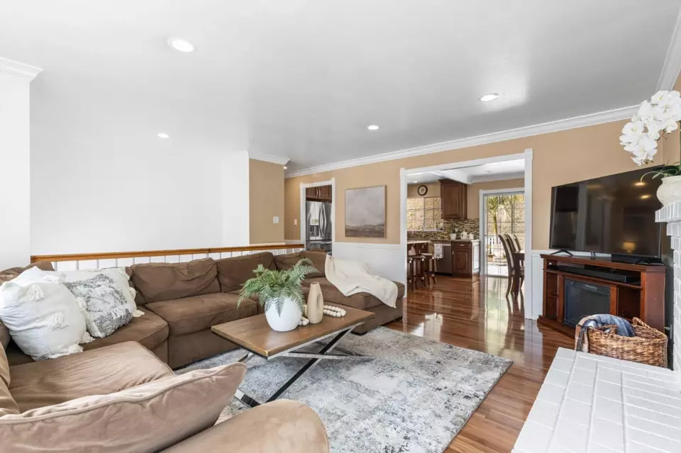 Living - 1048 Banyan Way, Pacifica, CA 94044 photo 3 of 4